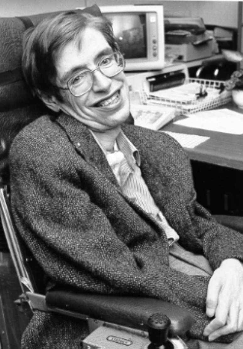 O portador de ELA mais famoso é o físico britânico Stephen Hawking, de 72 anos, que vive em uma cadeira de rodas e se comunica por meio de computador 