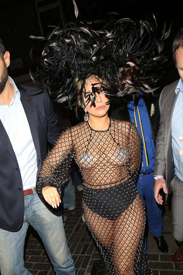 A cantora Lady Gaga usa roupa transparente na boate Box Club, no bairro do Soho, em Londres