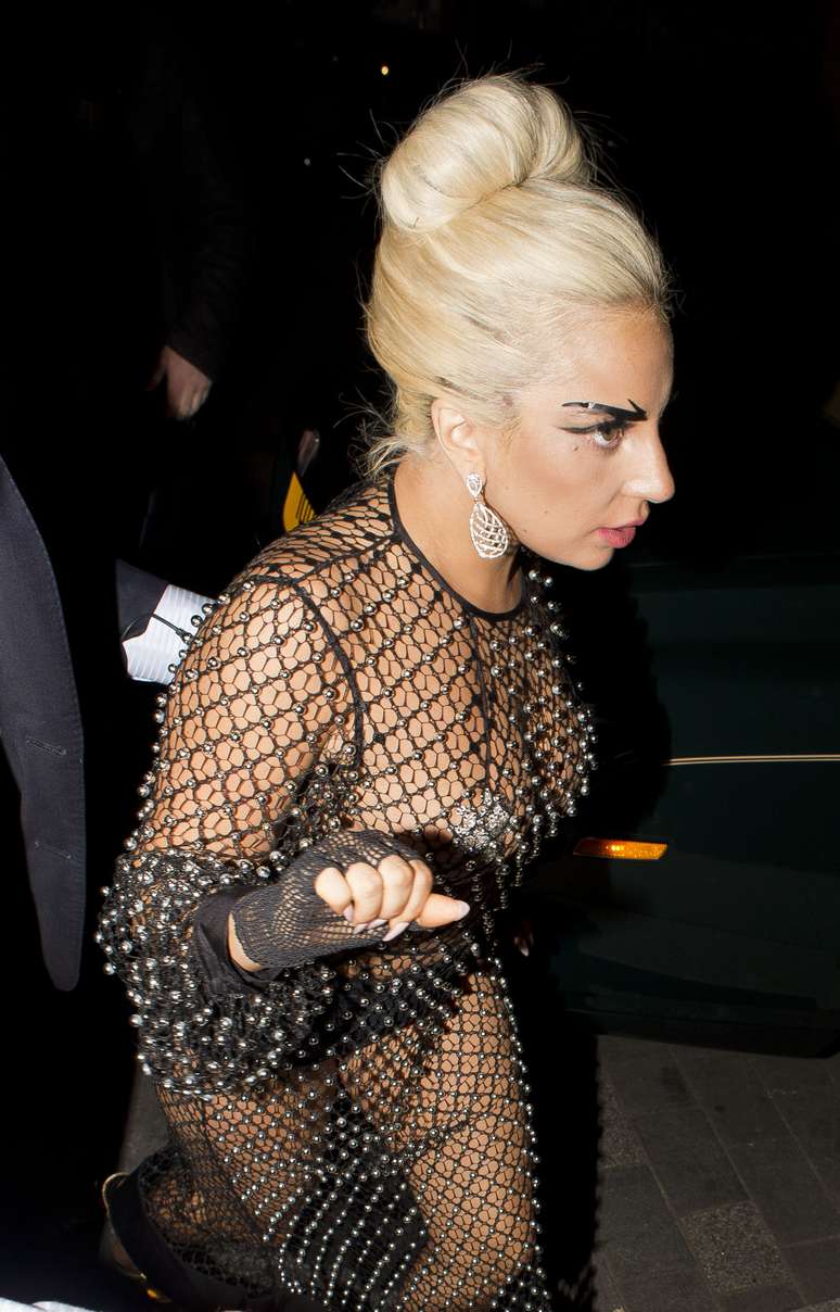 A cantora Lady Gaga usa roupa transparente na boate Box Club, no bairro do Soho, em Londres