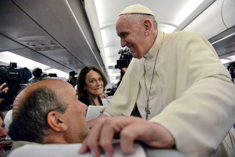 Papa Francisco cumprimenta jornalistas no voo de Sarajevo a Roma. 06/06/2015