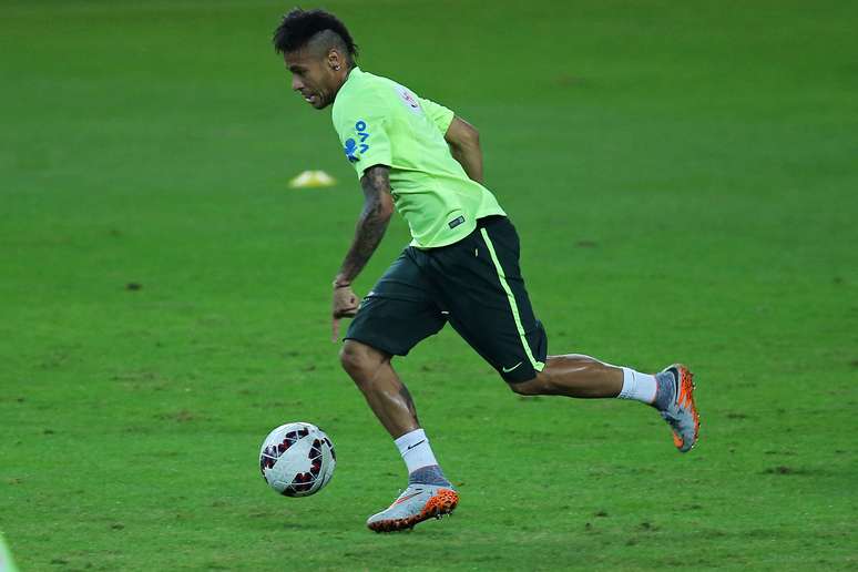 Neymar deu show e brincou com torcida