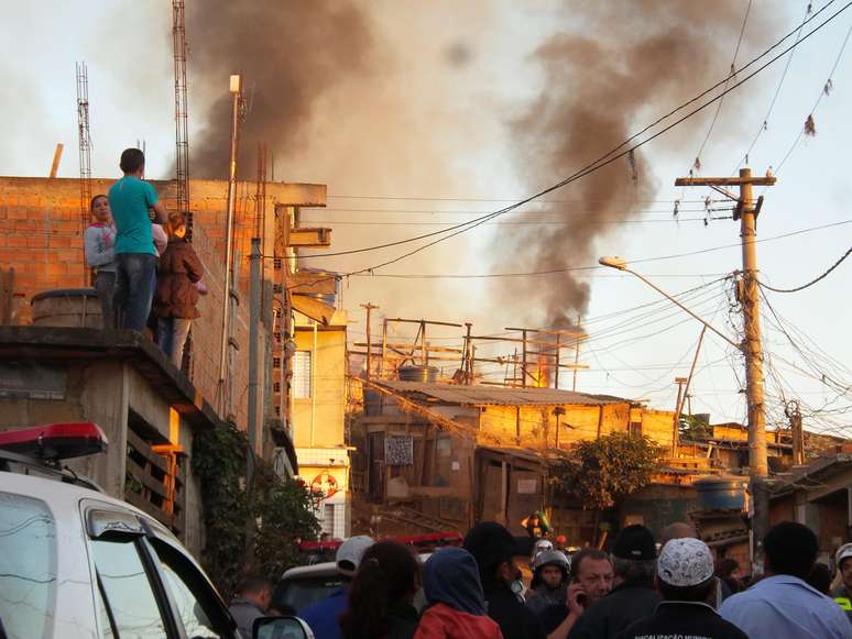 Moradores revoltados atearam fogo em alguns barracos ontem