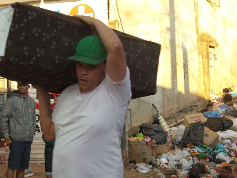 Quem não tinha familiares ou amigos morando na região para levar os pertences a pé e nem conseguiu pagar um serviço de caminhão de mudança perdeu absolutamente todos os móveis e eletrodomésticos