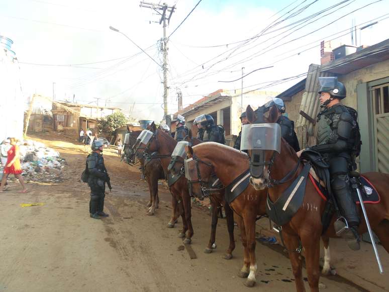 Representantes da PM alegaram que o incêndio havia sido causado por moradores não-identificados e que um caminhão dos Bombeiros estava a caminho