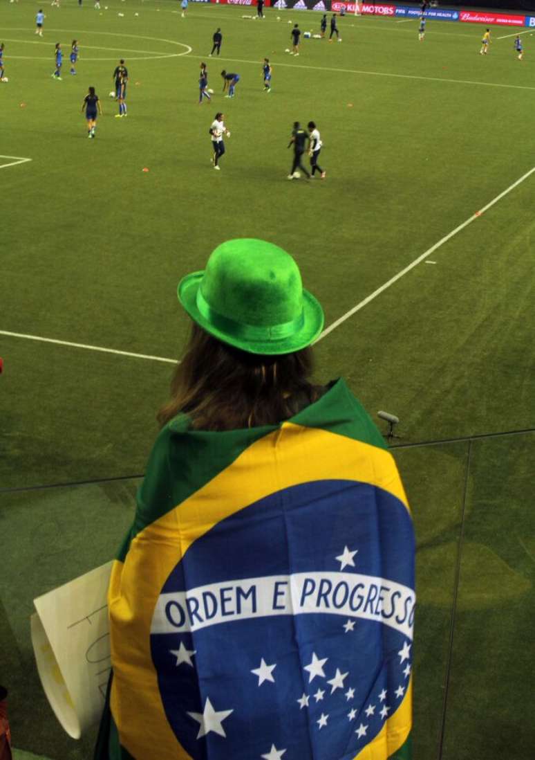 Torcida pede apoio ao futebol feminino