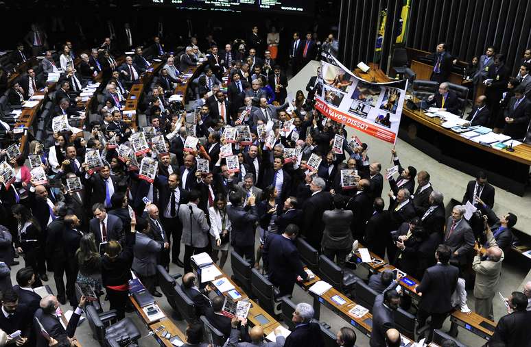 Deputados carregaram cartazes com imagens de protestos com símbolos religiosos