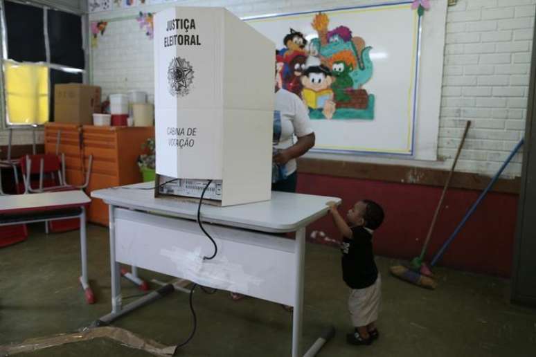 Eleitora vota em escola de Brasília nas eleições presidenciais.  26/10/2014.