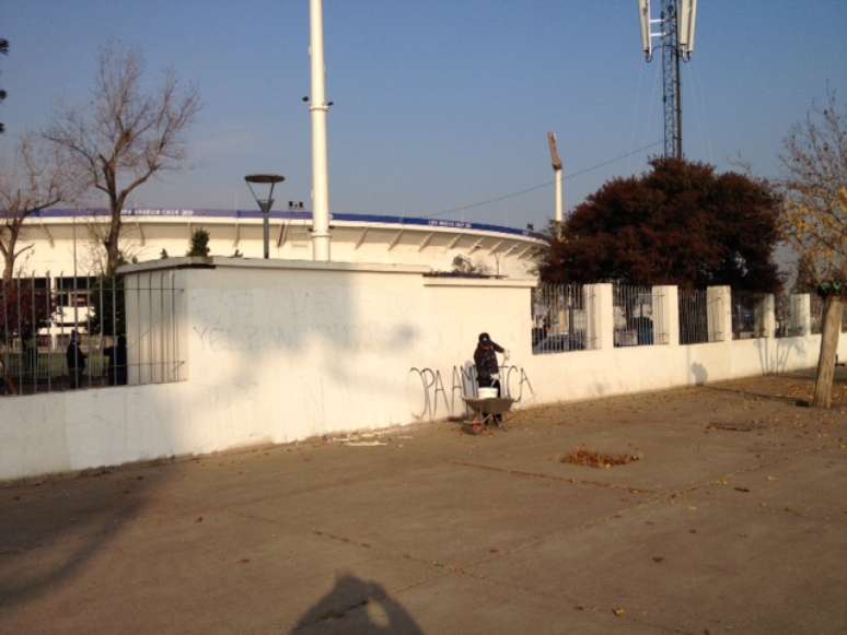 Pixações são apagadas em muro de estádio um dia antes da abertura da Copa América