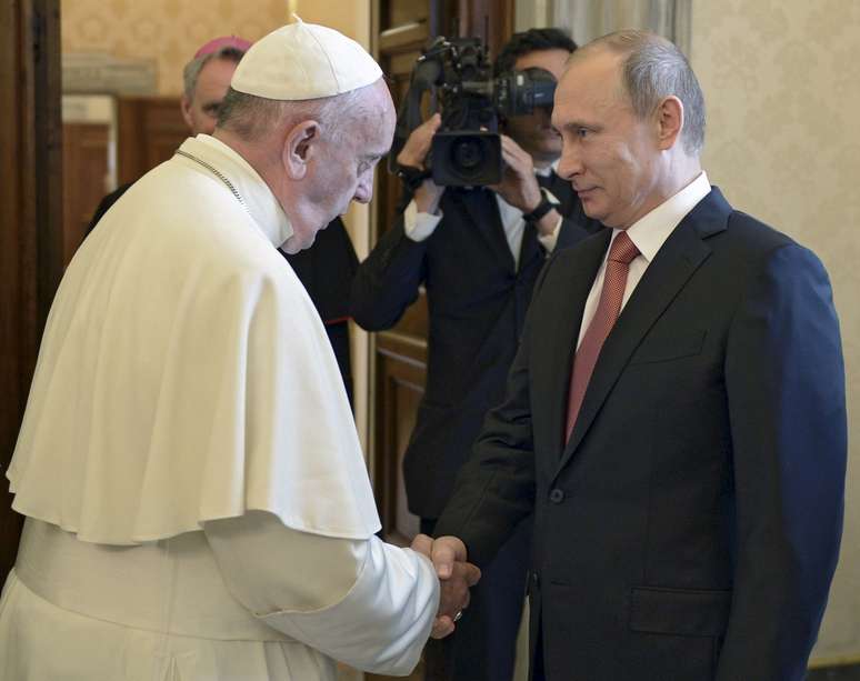 Papa e Putin expressaram a necessidade de criar no Oriente Médio "as condições necessárias para a vida de todos os componentes da sociedade, incluindo as minorias religiosas, em particular cristãs"