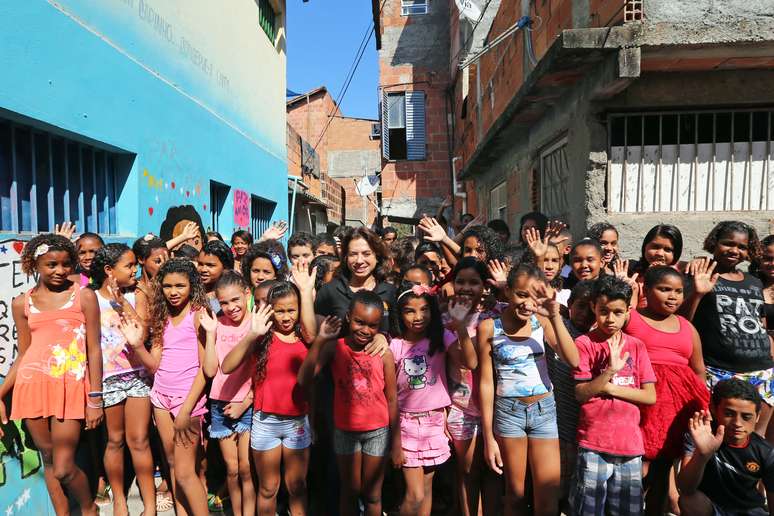 A educadora Yvonne (na foto, ao centro) com as crianças atendidas no projeto social que ela fundou, na Maré, zona norte do Rio