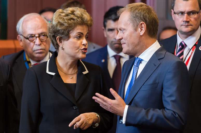 O Presidente do Conselho Europeu Donald Tusk conversa com a presidente Dilma Rousseff durante reunião em Bruxelas nesta quinta-feira, 11 de junho