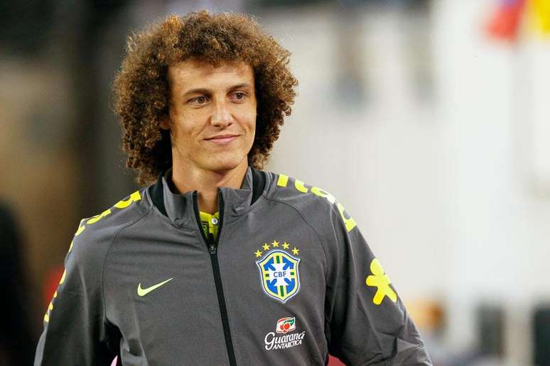 David Luiz vive entre críticas, elogios e carisma