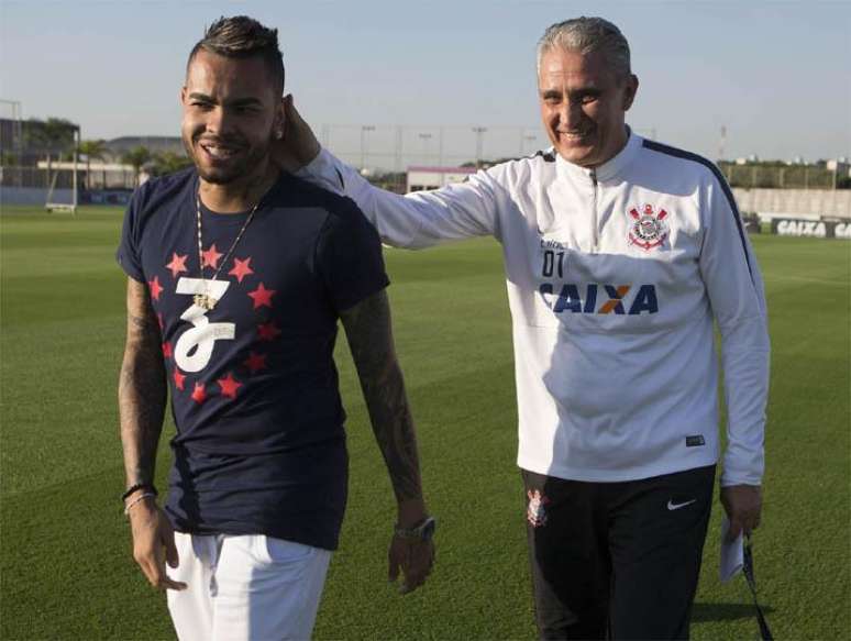 Dentinho é corintiano e até visitou treino alvinegro durante as férias