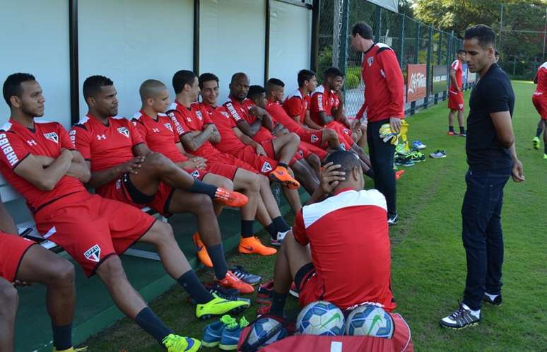 Douglas conversa com elenco s&atilde;o-paulino