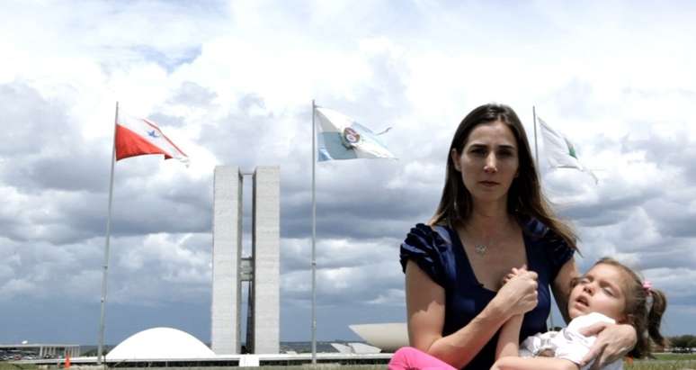 Cena do documentário &#034;Ilegal&#034;, que retrata a luta de Katiele e de outras mães pela liberação do canabidiol no Brasil