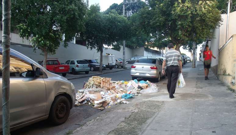 Moradores se queixam de demora para o recolhimento do lixo