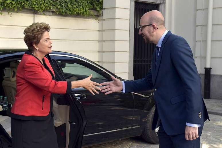 Presidente Dilma Rousseff é recebida pelo primeiro-ministro belga, Charles Michel, na chegada à cúpula Celac-UE em Bruxelas, na Bélgica, nesta quarta-feira. 10/06/2015