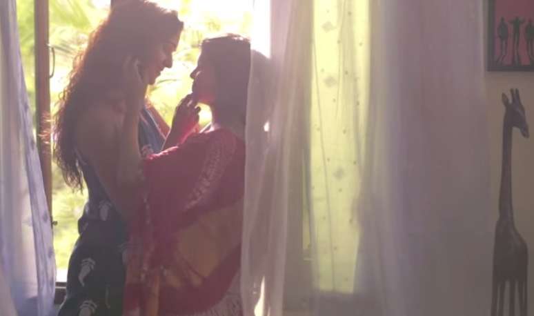 O primeiro comercial indiano que mostra um casal de mulheres homossexuais tornou-se viral no país