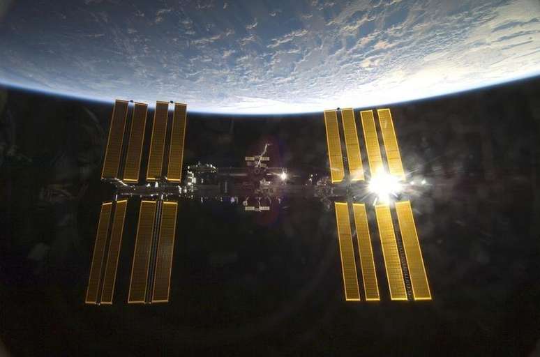 Estação Espacial Internacional com a Terra ao fundo