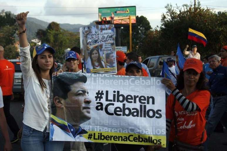 Patricia de Ceballos (E) e manifestantes pedem libertação do opositor Daniel Ceballos na Venezuela.  23/5/2014.