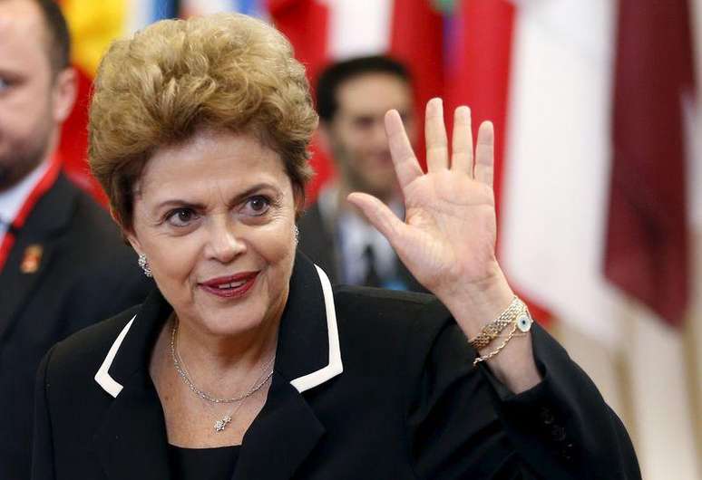 “Alguma vez você já ouviu alguém dizer que um presidente do sexo masculino coloca o dedo em tudo? Eu nunca ouvi falar disso”, disse Dilma