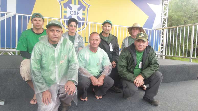 Trabalhadores que cuidaram da grama puderam acompanhar o treino da Seleção