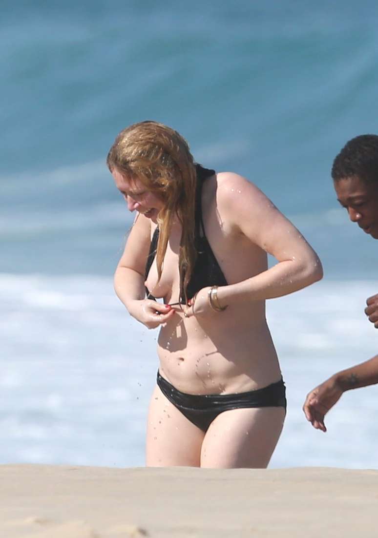 Opa! Natasha Lyonne (Nicky Nichols) se descuidou e acabou mostrado demais enquanto curtia praia no Rio