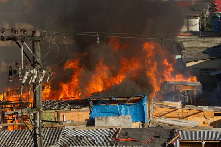 Moradores incendiaram barracos durante a reintegração de posse