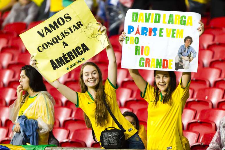 Torcida brasileira se animou antes do jogo no Beira-Rio