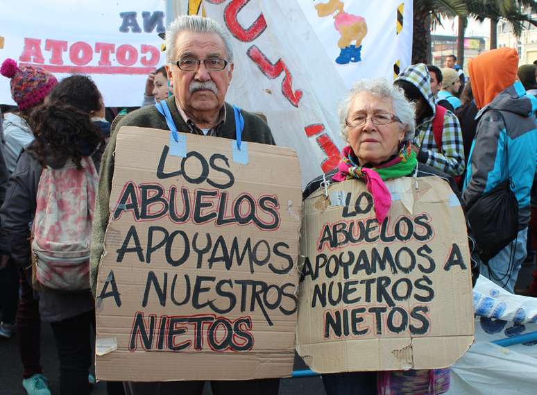 Maioria dos manifestantes é de estudantes, mas há pessoas de todas as idades