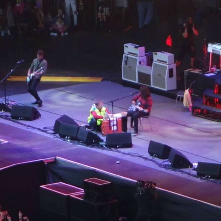 Dave Grohl caiu e quebrou a perna durante show do Foo Fighters nesta sexta (12), mas terminou o show