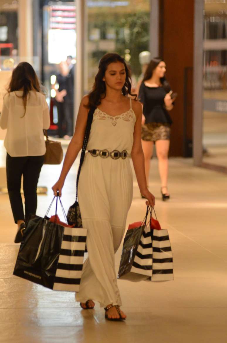 Confortável. É assim que pode ser chamado o look de Bruna Marquezine para fazer compras. O detalhe de rendinha na parte de cima lembra peça de usar por baixo de outra ou até mesmo uma camisola, mas está super na moda e é indicado para quem não tem seios muito grandes, como ela. O cinto marca a silhueta e dar um ar descontraído ao look