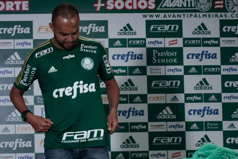 Alecsandro vestiu a camisa do Palmeiras nesta sexta