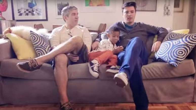 Gol inclui uma família formada por dois homens gays em sua campanha do Dia das Mães