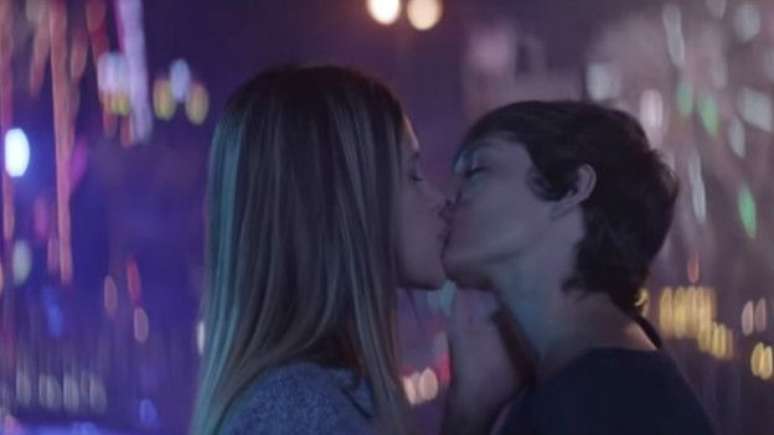 Campanha da Lacta exibiu beijos entre diferentes casais, entre eles um formado por duas jovens