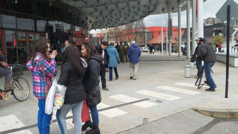 Alguns curiosos já começaram a parar na frente do hotel durante a tarde