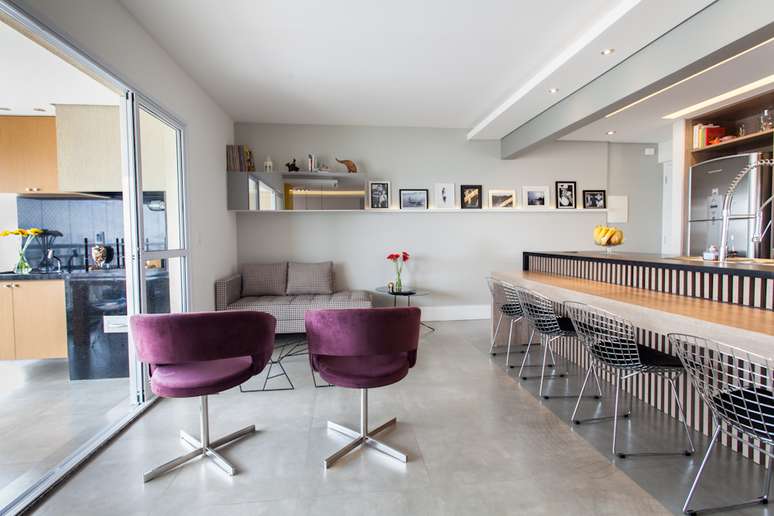 Montar uma composição de quadros, de tamanhos e molduras diferentes dispostos aleatoriamente na maior parede do ambiente é uma solução fácil e barata para modernizar sala de jantar
