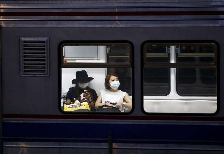 Mulheres usando máscaras em metrô em Seul para evitar contrair Mers. 12/06/2015