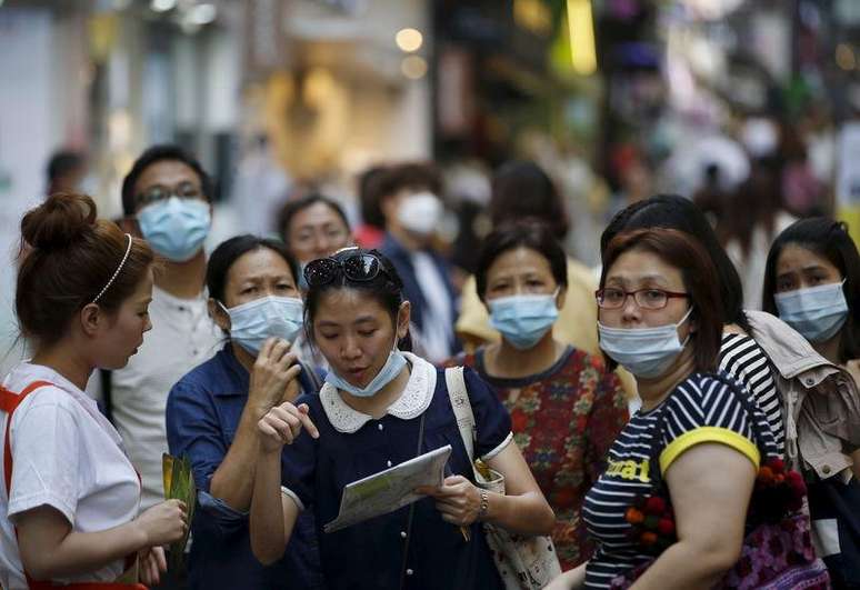 Turistas usam máscaras para prevenir contrair a Mers no centro de Seul, na Coreia do Sul. 12/06/2015