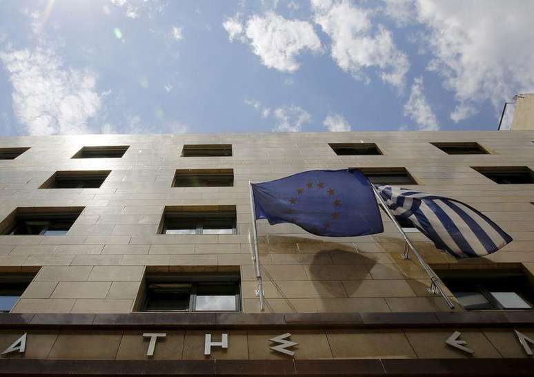 Bandeira da UE e da Grécia na entrada da sede do banco central grego, em Atenas. 11/06/2015