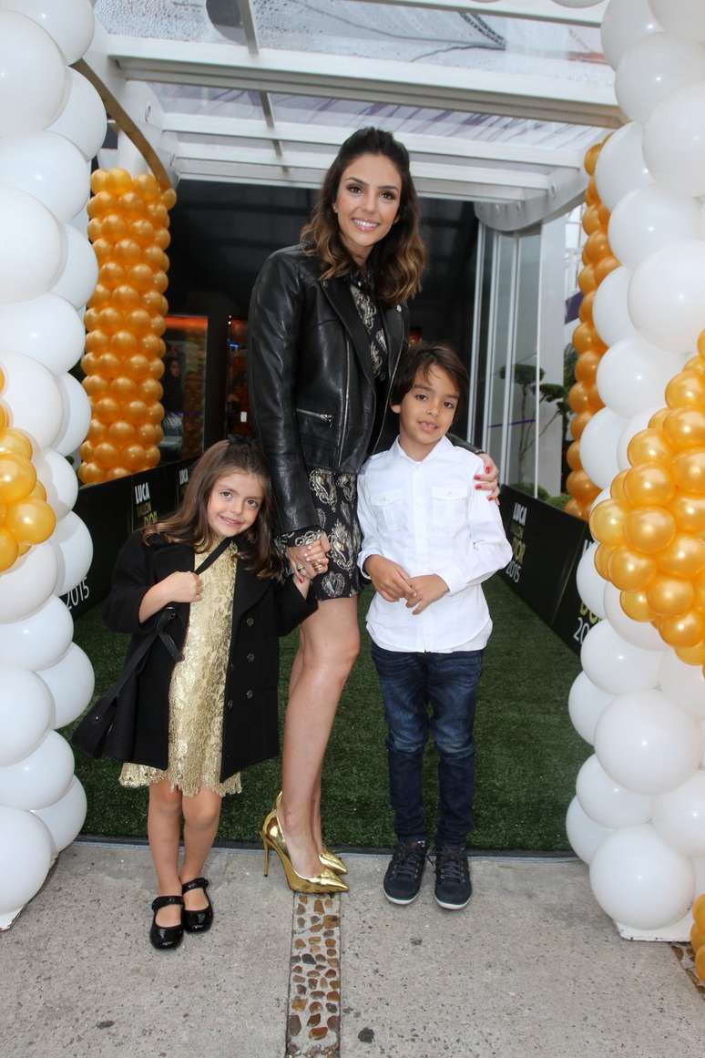 Carol Celico com os filhos Luca e Isabella