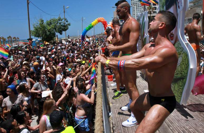 Parada do orgulho gay leva mais de cem mil pessoas às ruas de Tel Aviv