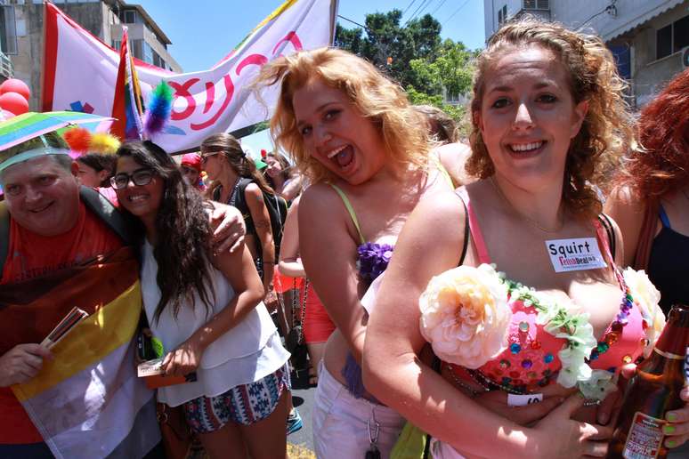 Parada do orgulho gay leva mais de cem mil pessoas às ruas de Tel Aviv
