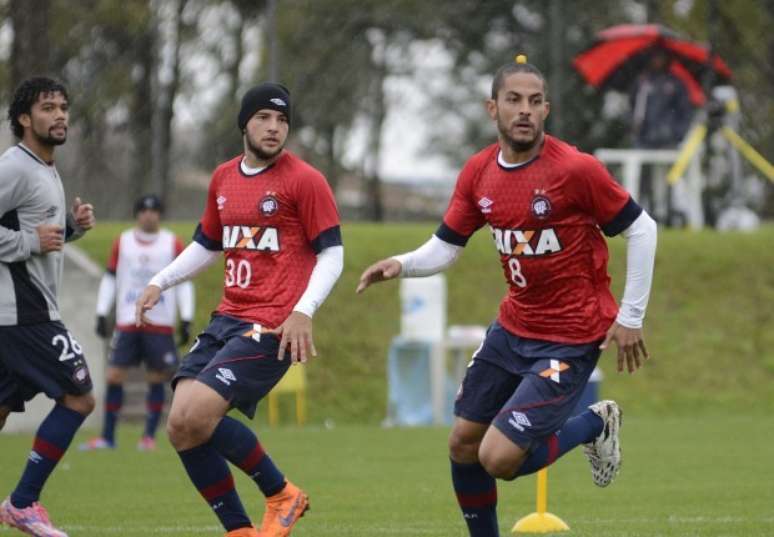 Atlético-PR fez último treino tático nesta sexta-feira, no CT do Caju