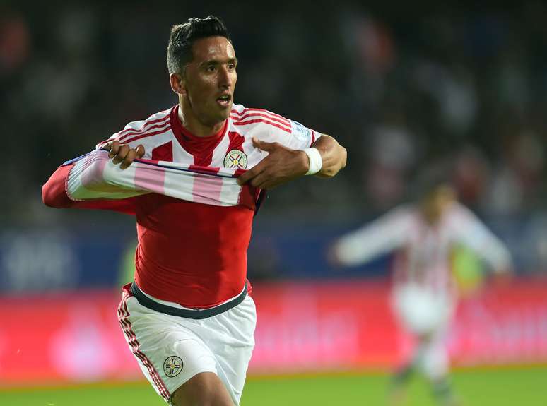 Lucas Barrios vibra com o gol de empate sobre a Argentina