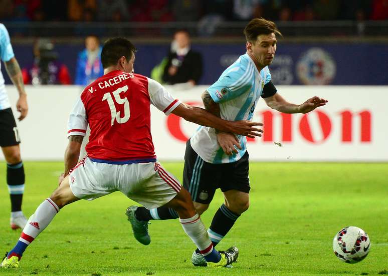 Cáceres teve muitas dificuldades para marcar Messi