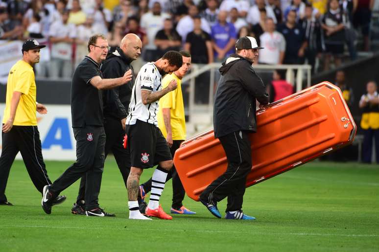 Cristian deixou o campo machucado ainda no primeiro tempo e deu lugar a Ralf