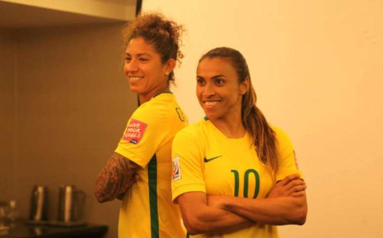 Cristiane e Marta posam com uniforme exclusivo da Seleção feminina