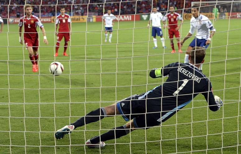 Cristiano Ronaldo fez gol de p&ecirc;nalti e mais dois - sendo um petardo de fora da &aacute;rea