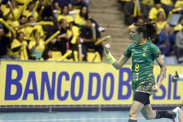 Fernanda França comemora gol diante da forte seleção da Noruega